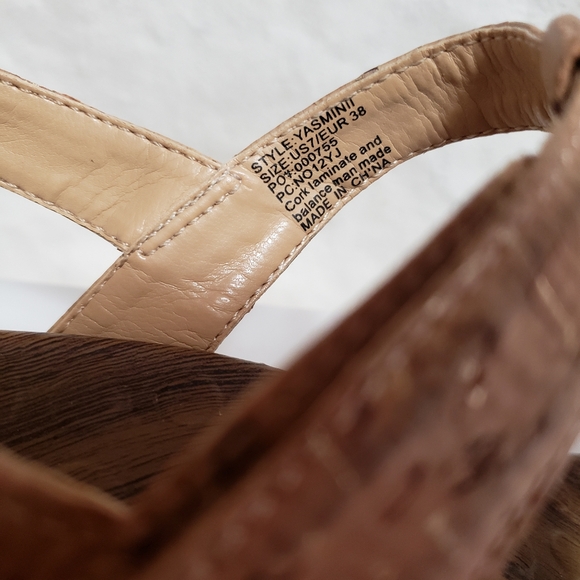 Vionic Yasmin II sandals.  Size US 7, UK 38 - Picture 6 of 9